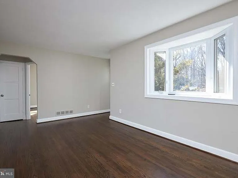221 Dale Dr — Photo 5