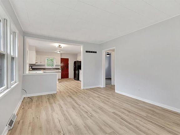 5th image of 808 S Huttig Ave