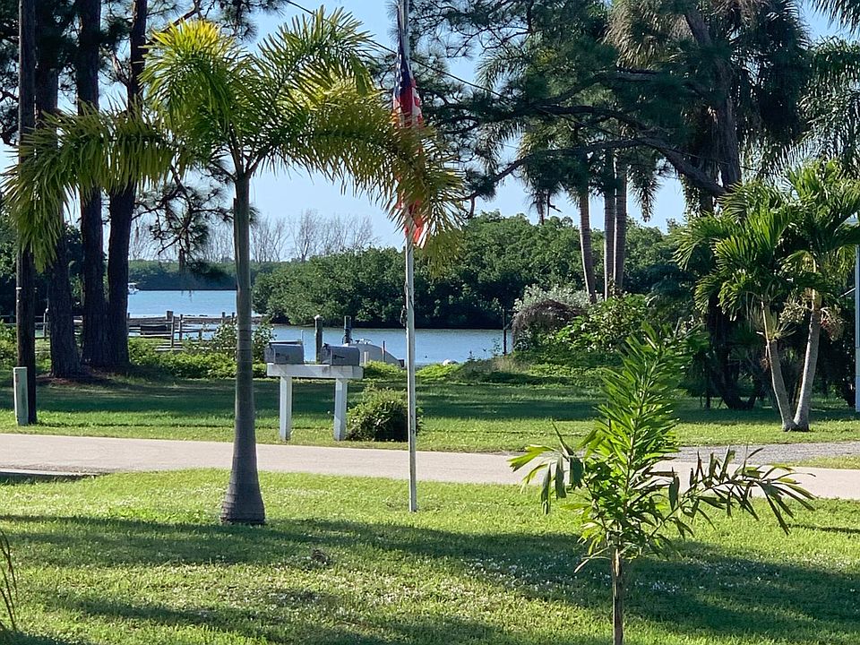 View of intercostal, park from the side screen porch.Quality Boats Marina to dock your boat.Walk to Stump Pass Lighthouse Grill.