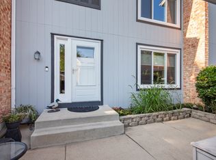 199 Oakwood Ln, Bloomingdale, IL 60108