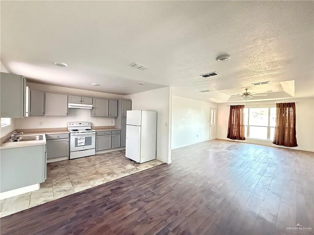 3 bed, 1.0 bath, 1800 sqft, $1,200 — Photo 2