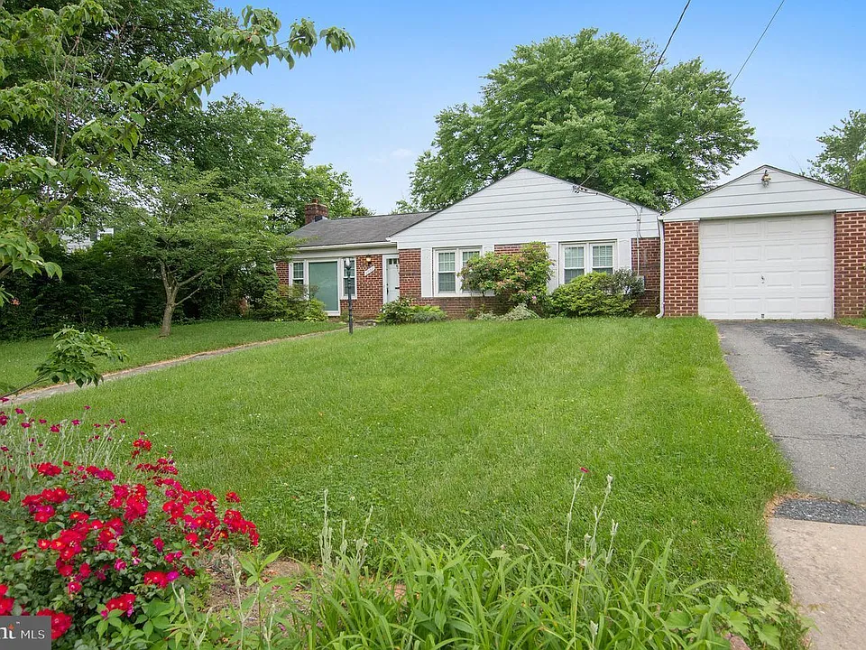 9702 Bellevue Dr