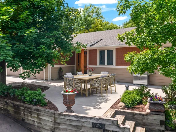 940 Trail Ct, Eagan, MN 55123
