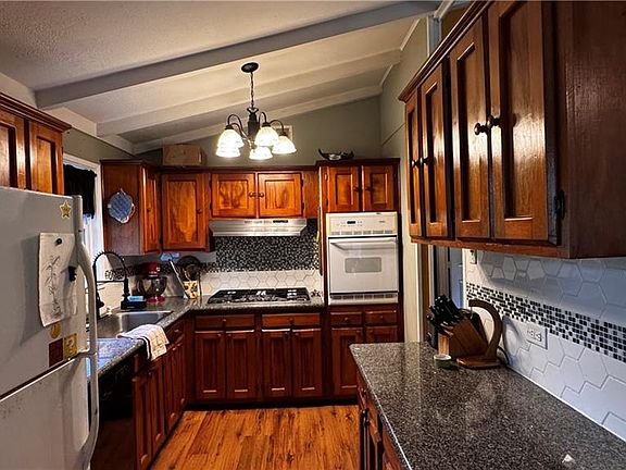 4th image of 6 Oak Park Dr