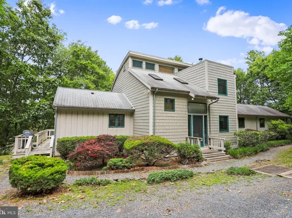 12 Fourth Bridge Rd, Hedgesville, WV 25427