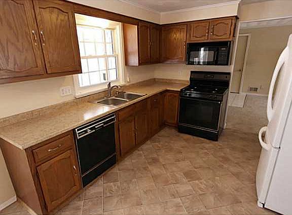 2nd image of 7 Greenhouse Cir