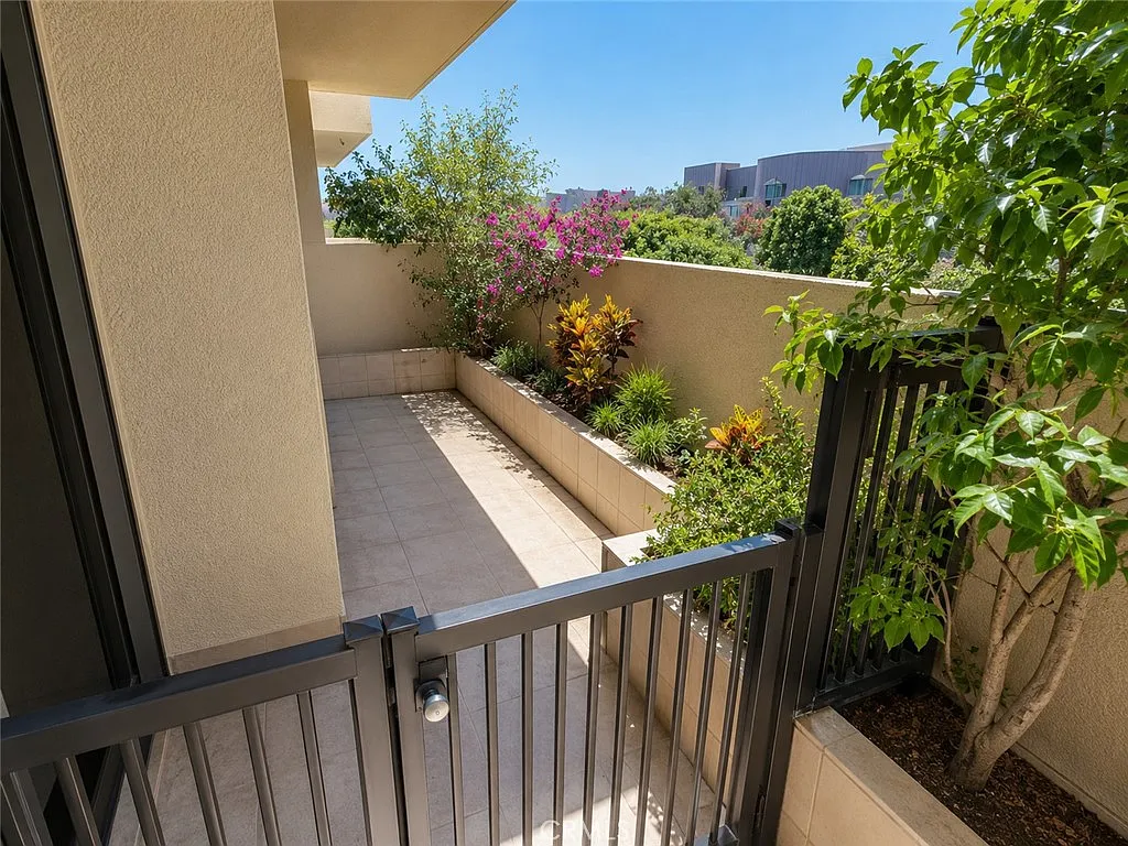2 bed, 2.5 bath, 2357 sqft, $8,500 — Photo 3