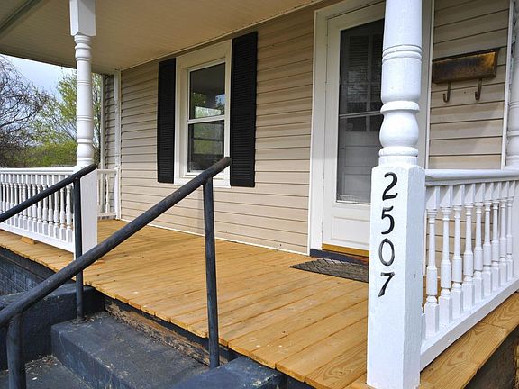 3rd image of 2507 Fairview Ave