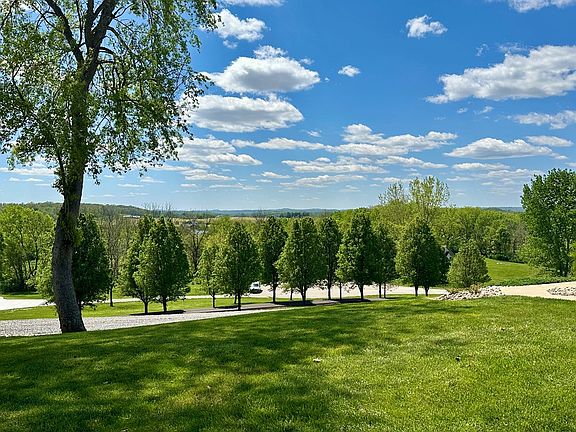 4th image of 487 Fox Hill Dr
