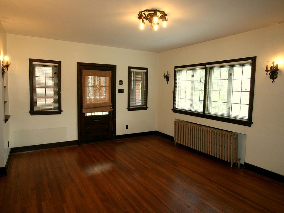 1st floor front room looking towards entry door