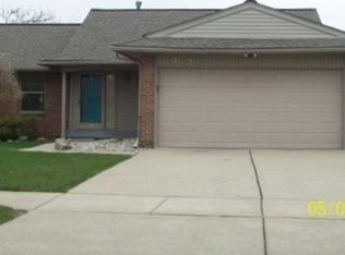 20146 Red Cedar Dr, Brownstown, MI 48183