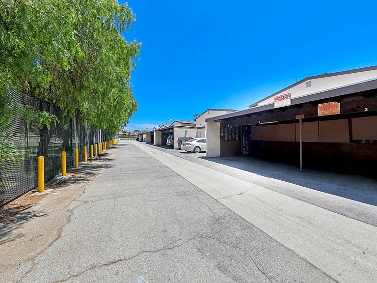 Villa Azusa Apartments — Photo 19