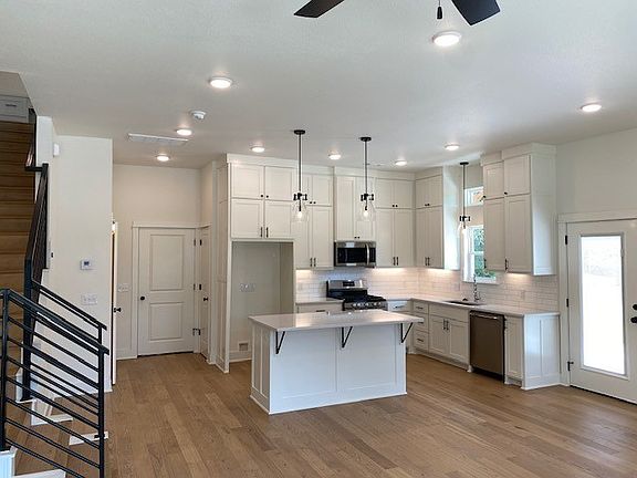 3rd image of 804 S Jagger Ln