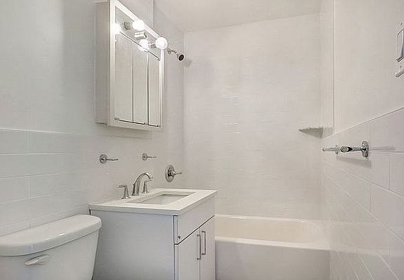 5th image of 235 W 22nd St APT 5B
