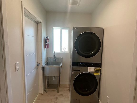 4th image of 7746 Encino Ave #B