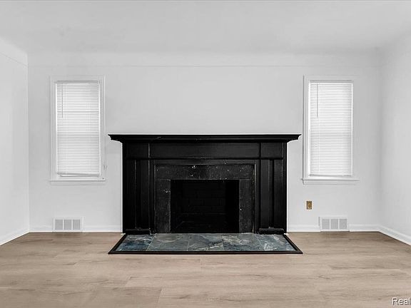 5th image of 19703 Mansfield St