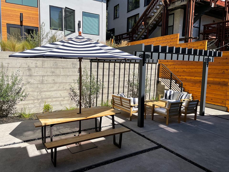 Gorgeous Fully Furnished Yard