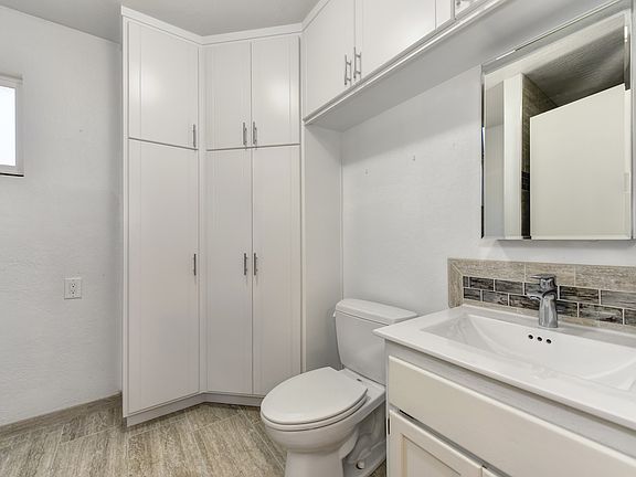 3rd image of 1010 Foxgrove Ln