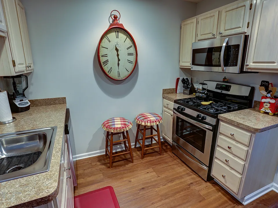 Charming Kitchen in the 1 Bedroom Apartment Home