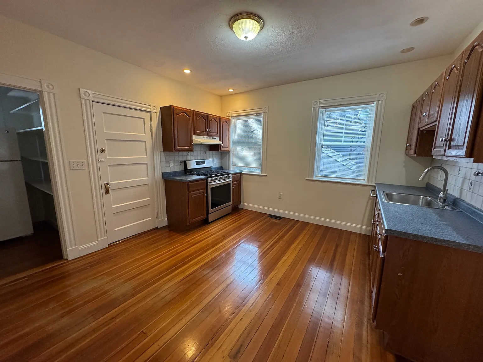 3 bed, $1,100 — Photo 1