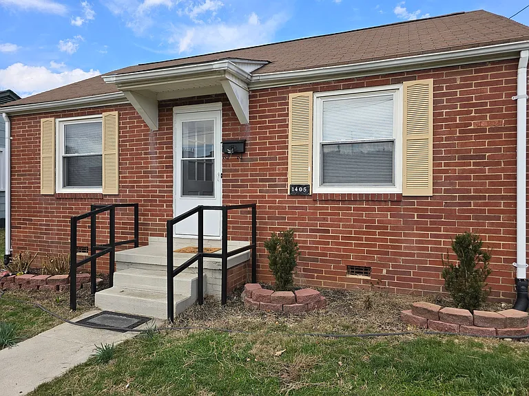 1405 Newton St — Photo 6