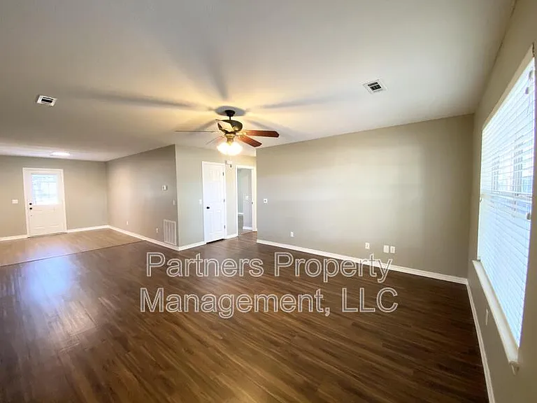 831 N 54th Ave — Photo 3