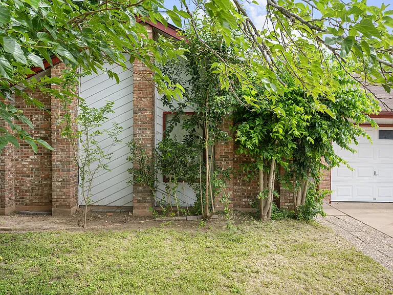 1203 Yorkshire Ln — Photo 1