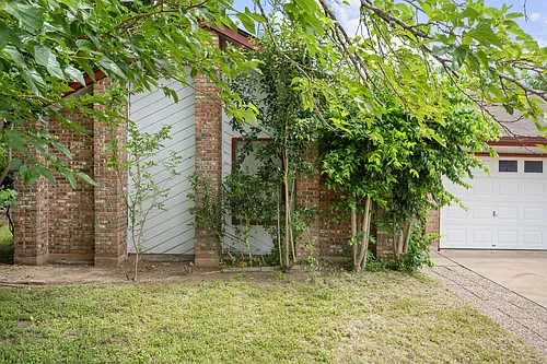 1203 Yorkshire Ln Photo 1