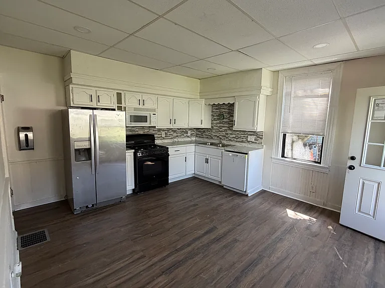 209 Rear 21 — Photo 11