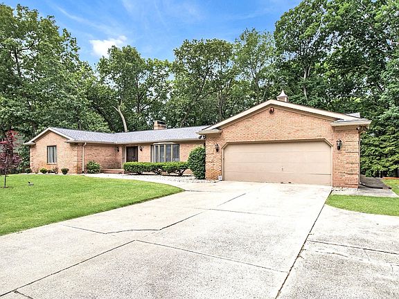 3rd image of 52105 Woodridge Dr