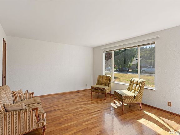 3rd image of 1419 12th Ave SE