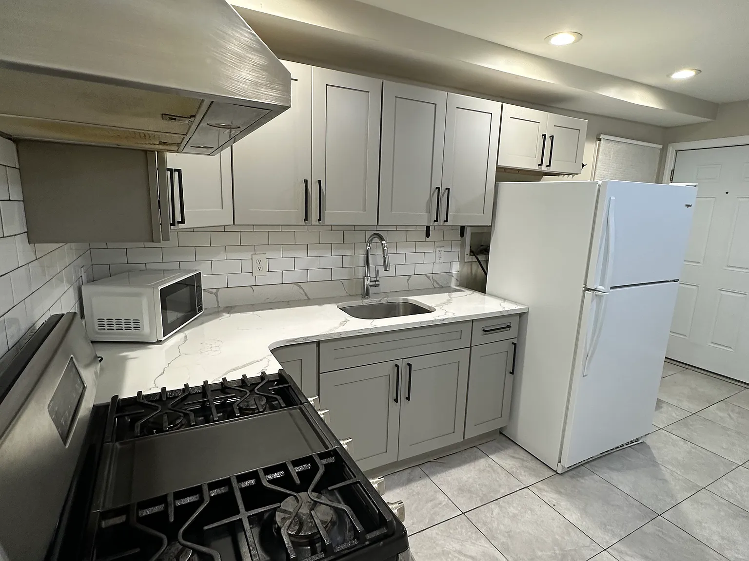 2 bed, 800 sqft, $2,300 — Photo 3