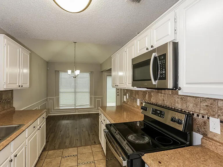 9004 Willoughby Ct — Photo 8