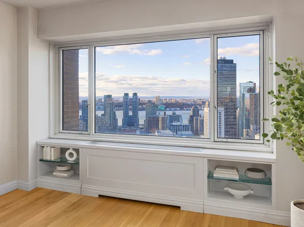 20 West 64th Street image 2 of 13