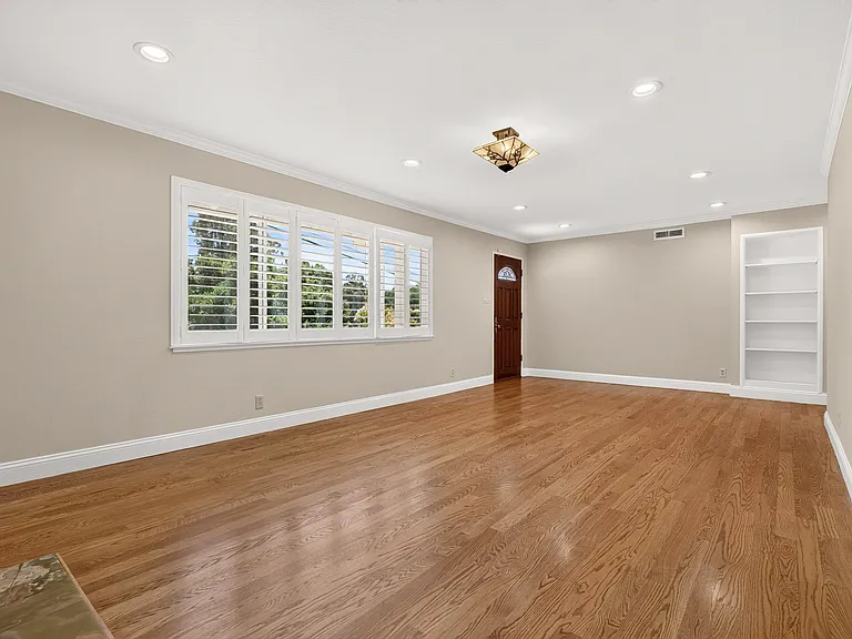 25 Bates Blvd — Photo 6