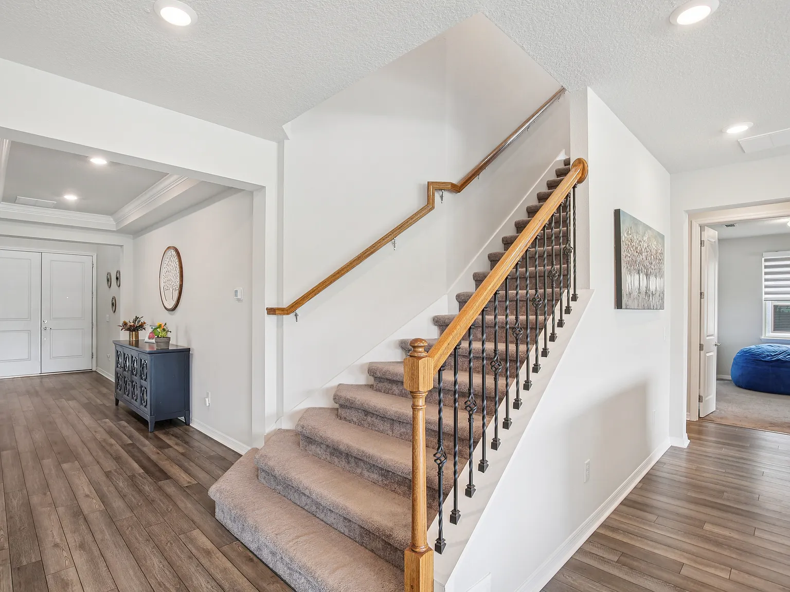 5 bed, 4.5 bath, 4692 sqft, $3,990 — Photo 4