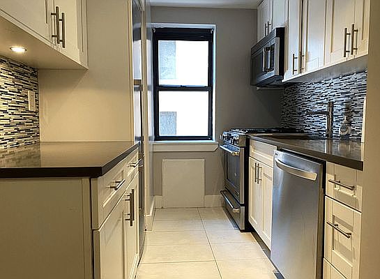 5th image of 250 E 65th St #15E