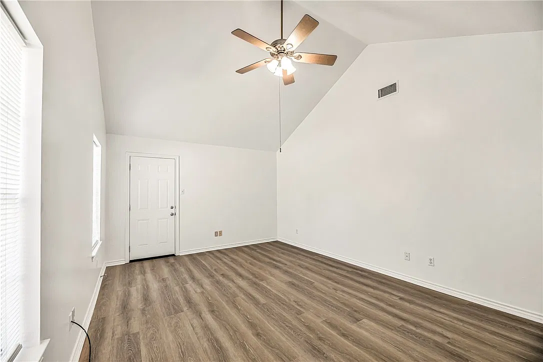 2 bed, 988 sqft, $1,350 — Photo 3