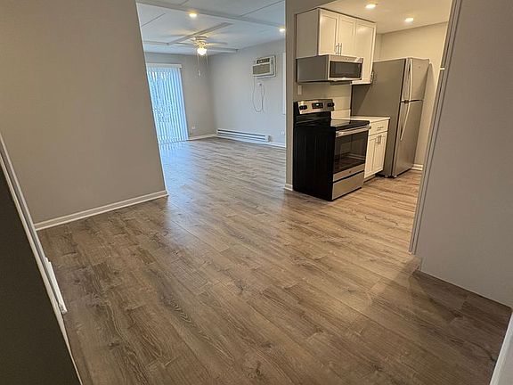 3rd image of 1128 Des Plaines Ave APT 102