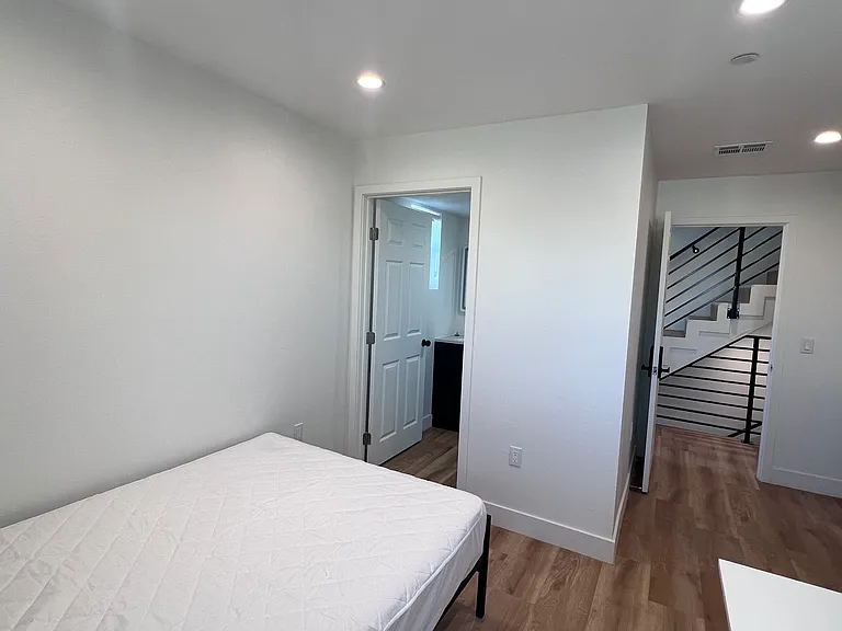 1224 W 37th Pl — Photo 78