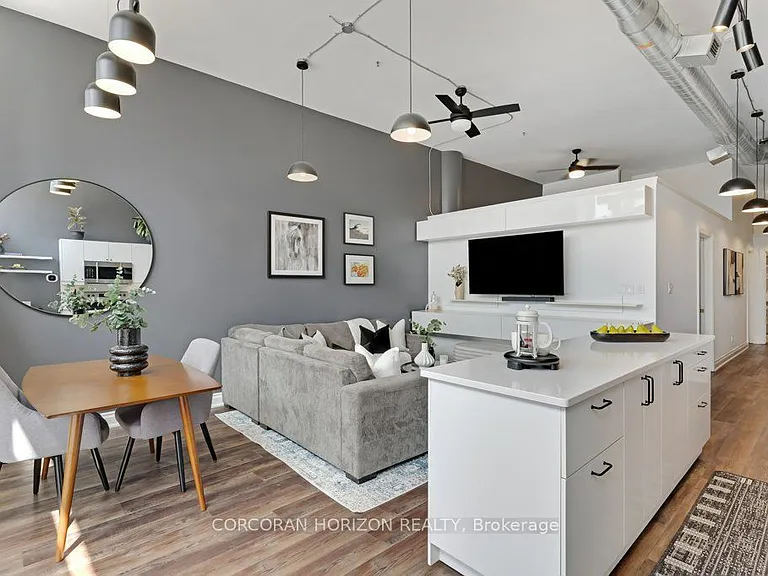 276 King St W #209 — Photo 16
