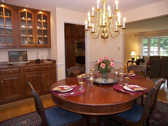 Dining Room w Built-In Hutch