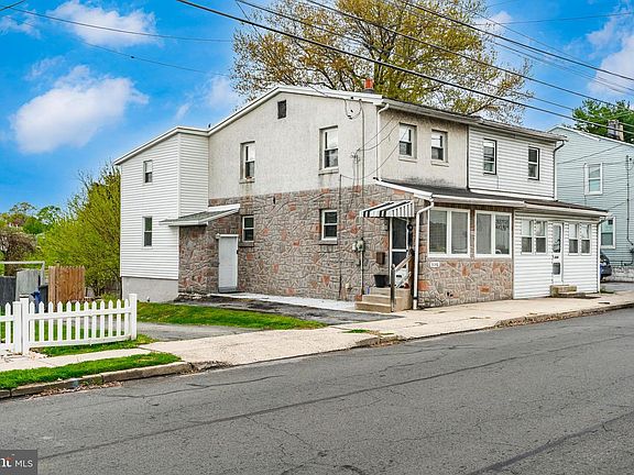 4th image of 3146 Montrose Ave