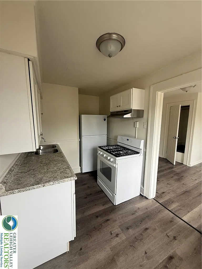 1 bed, 400 sqft, $900 — Photo 4