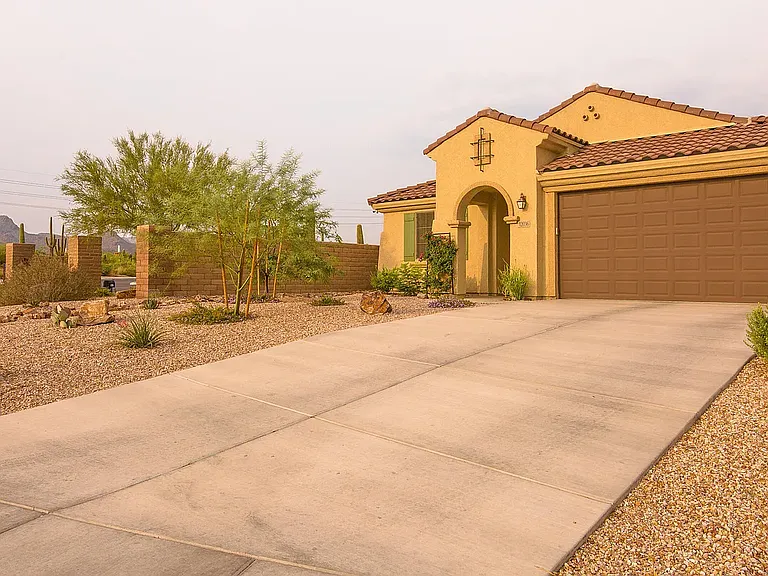 Double car garage with tandem space for great for storage/home gym/workshop/toys.
