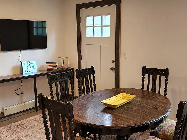 Eat in kitchen comfortably seats 6