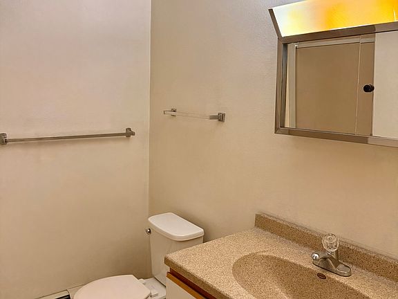 5th image of 320 E Burlington St #2