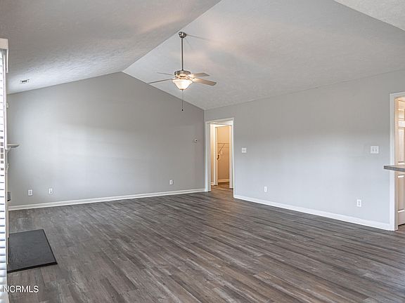 5th image of 121 Blue Water Dr