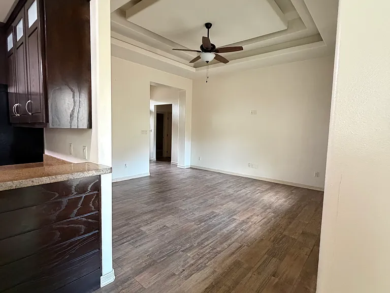 3901 Thunderbird Ave — Photo 10