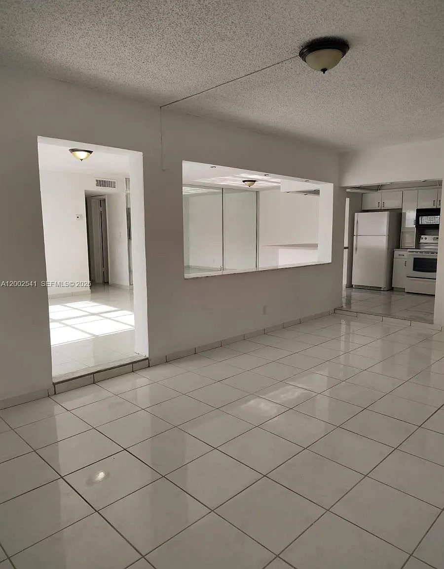 Eldorado Plaza West Condo — Photo 4